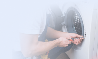 Мастер ремонтирует холодильник